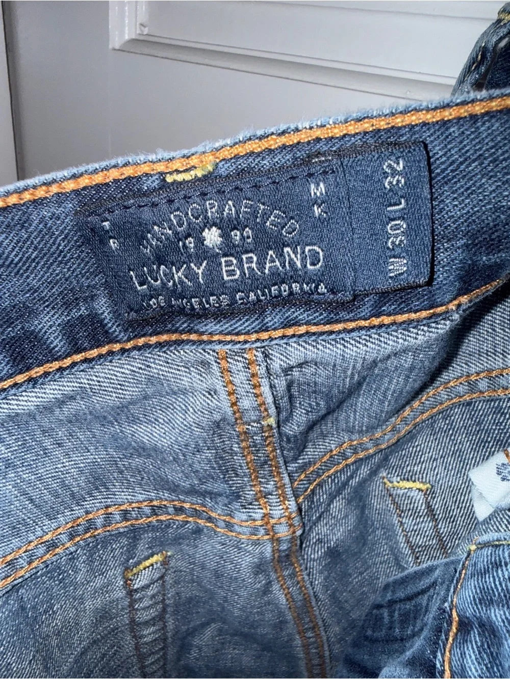 Men' Medium Wash Blue Jeans - Classic Straight Fit
